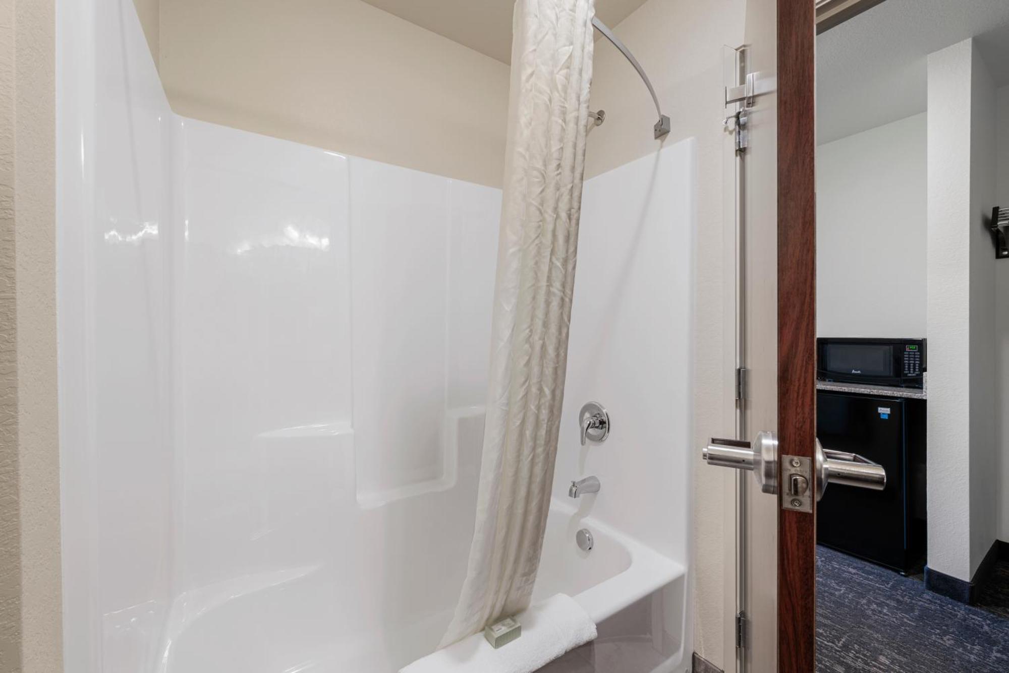 Cobblestone Hotel & Suites - Bellefontaine Екстериор снимка
